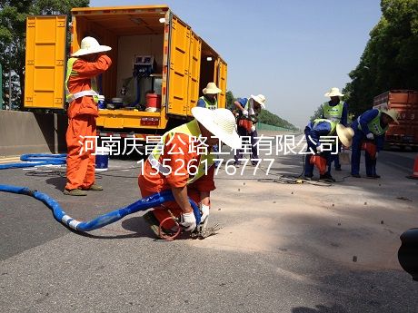 公路壓漿施工隊(duì)